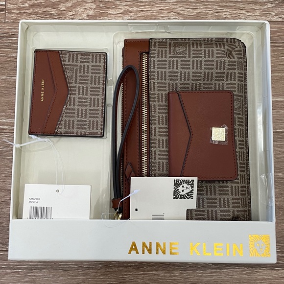 Anne Klein - Picture 2 of 4